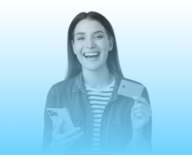 Una mujer sosteniendo una tarjeta de crédito
